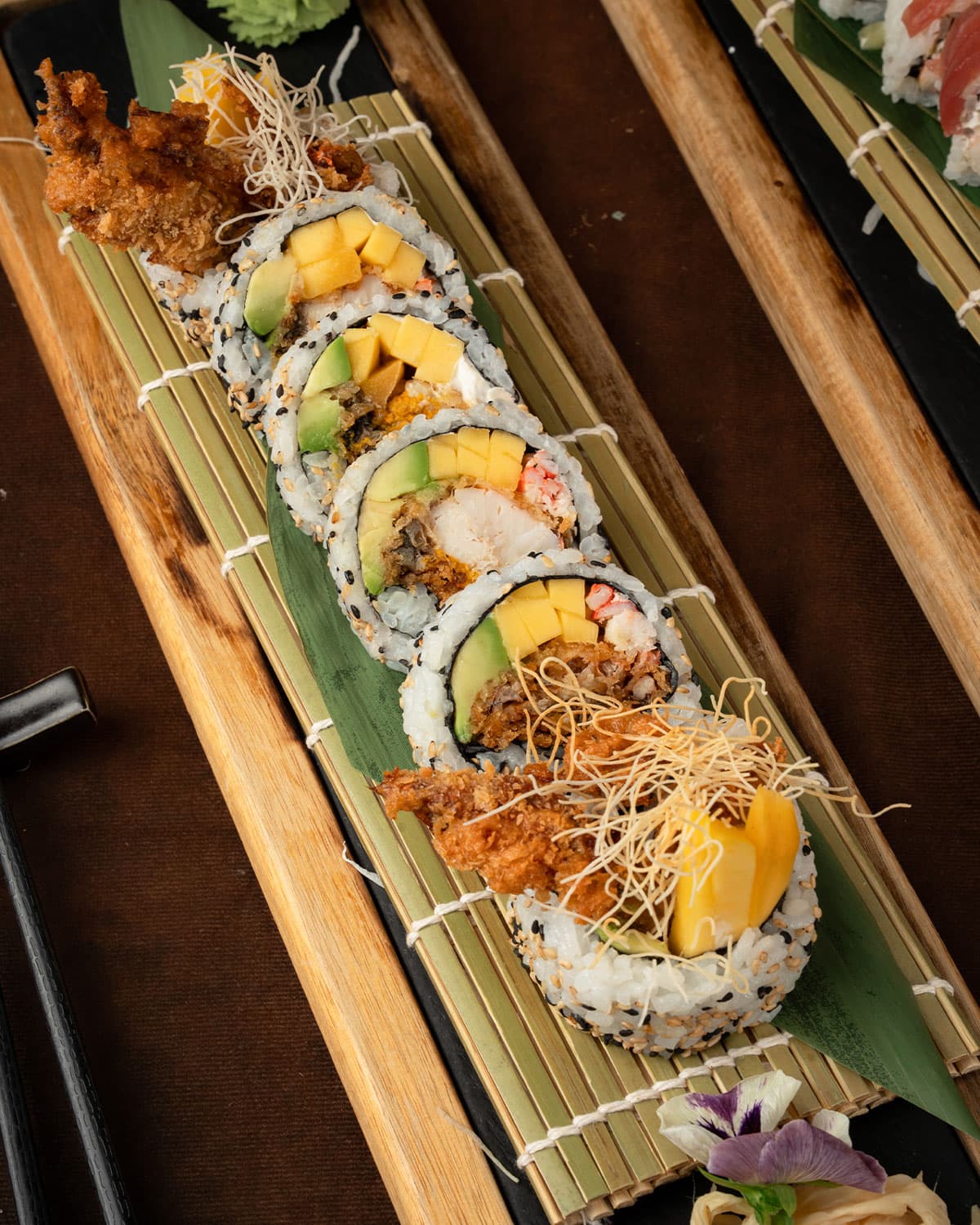 Sushi-Rollen auf einer Bambusmatte